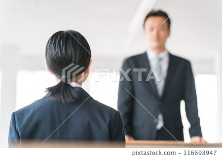 身穿校服的高中生和國中生在教室和老師上課的後視圖（補課） 116698947
