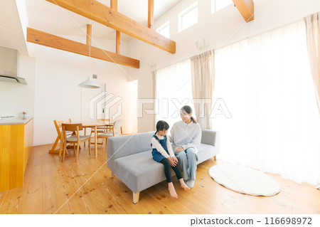 父母和孩子在客廳裡放鬆 父母和孩子在客廳裡放鬆 116698972