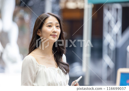 走在購物街的年輕女子 走在購物街的年輕女子 116699037