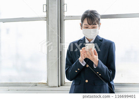 戴口罩的高中生和高中女生在課堂上使用智能手機 戴口罩的高中生和高中女生在課堂上使用智能手機 116699401
