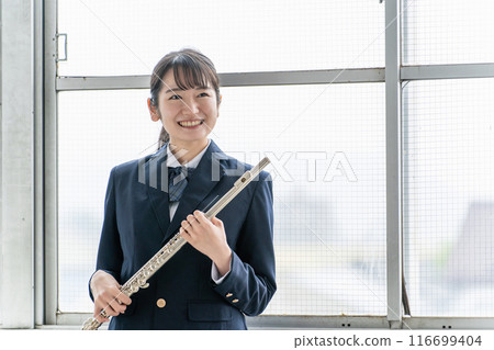 亞洲女高中生在學校課外活動中練習長笛 116699404