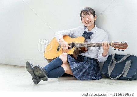 高中生,初中生,高中女生(制服,樂隊)在學校教室演奏樂器和吉他的輕音樂俱樂部和銅管樂隊俱樂部 高中生,初中生,高中女生(制服,樂隊)在學校教室演奏樂器和吉他的輕音樂俱樂部和銅管樂隊俱樂部 116699658