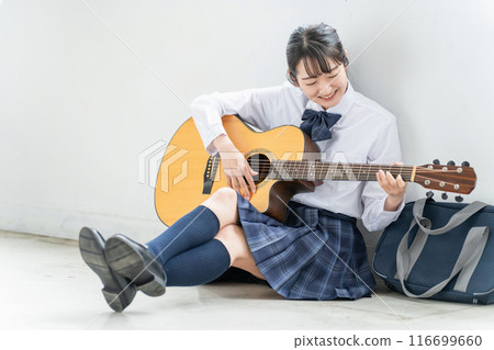 高中生,初中生,高中女生(制服,樂隊)在學校教室演奏樂器和吉他的輕音樂俱樂部和銅管樂隊俱樂部 高中生,初中生,高中女生(制服,樂隊)在學校教室演奏樂器和吉他的輕音樂俱樂部和銅管樂隊俱樂部 116699660