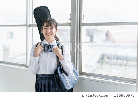 高中生，初中生，高中女生（制服，樂隊）輕音樂俱樂部和銅管樂隊俱樂部在學校教室裡使用樂器和吉他 116699673