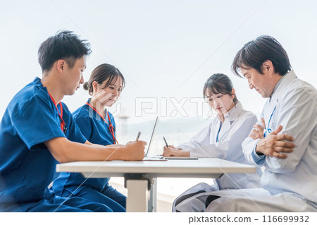 Male and female medical staff holding a conference with serious expressions 116699932