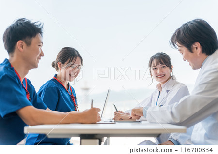 男性和女性醫生、醫生、護士、醫務工作者和技術人員在醫療辦公室舉行會議、會議或會議 116700334