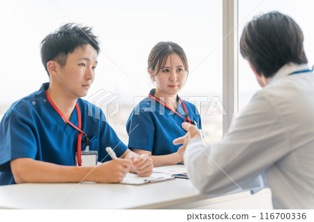 Male and female nurses, technicians, occupational therapists, physical therapists, and doctors having conferences, meetings, and meetings at a medical office Male and female nurses, technicians, occupational therapists, physical therapists, and doctors having conferences, meetings, and meetings at a medical office 116700336