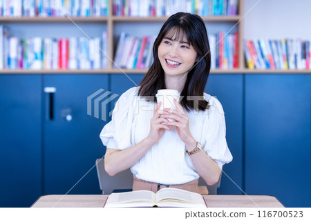 中年婦女在咖啡館讀書 116700523