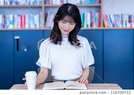 中年婦女在咖啡館讀書 116700532