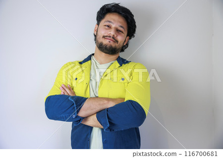 一個穿著工作服、雙臂交叉的男人 116700681