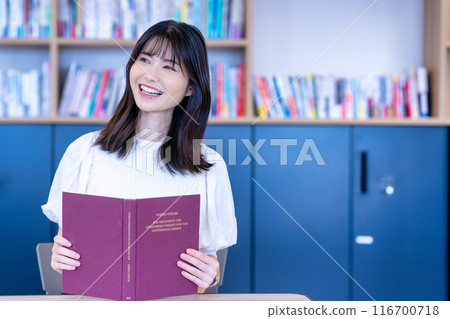 看書的中年婦女 116700718