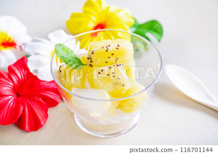 Kiwi and soda crispy ice 116701144