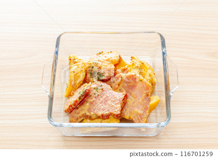 Thick-sliced bacon and potatoes with mustard 116701259