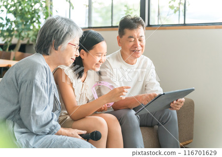祖父母、孫子女和女孩在家中享受卡拉OK（家庭卡拉OK/家庭卡拉OK） 116701629