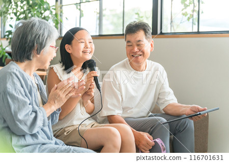 祖父母、孫子女和女孩在家中享受卡拉OK(家庭卡拉OK/家庭卡拉OK) 祖父母、孫子女和女孩在家中享受卡拉OK(家庭卡拉OK/家庭卡拉OK) 116701631