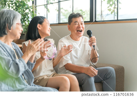 Grandparents and grandchildren enjoying karaoke at home (home karaoke, home karaoke) 116701636