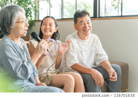 Grandparents and grandchildren enjoying karaoke at home (home karaoke, home karaoke) Grandparents and grandchildren enjoying karaoke at home (home karaoke, home karaoke) 116701638