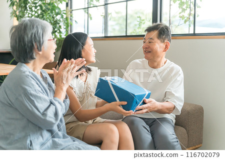 孫子/女孩在敬老日/生日給祖父送禮物 116702079