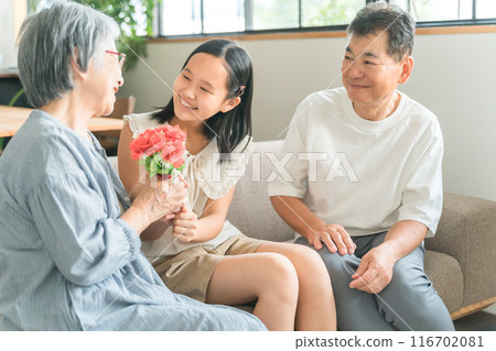 孫子/女孩向祖父母獻花慶祝敬老日 116702081
