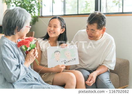孫子/女孩向祖父母贈送肖像以慶祝敬老日 116702082