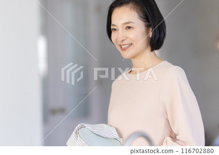 中年婦女擦碗 116702880