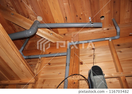 一棟新木製單戶住宅的建築工地，管道工程正在進行 116703482