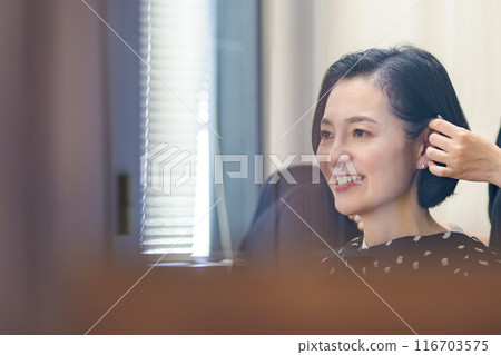 Woman setting hair at a hairdresser 116703575