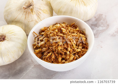 Dried roasted onion flakes for culinary 116703739