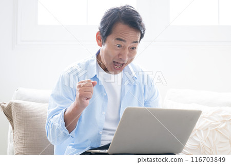 使用個人計算機的成熟人 116703849