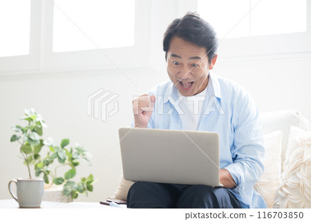 使用個人計算機的成熟人 116703850