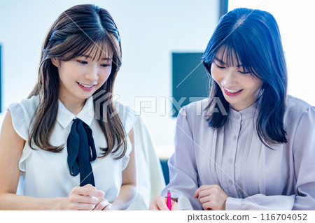 兩個女人在辦公室開會 116704052