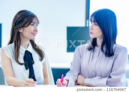 兩個女人在辦公室開會 兩個女人在辦公室開會 116704067
