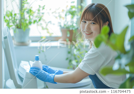 打掃廁所的圖片_女人打掃衛生 116704475