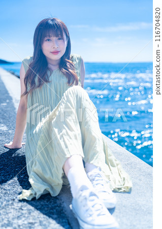 Young woman enjoying the sea 116704820