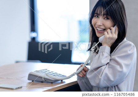 中年婦女在辦公室用固定電話通話 116705486
