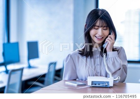 中年婦女在辦公室用固定電話通話 116705495
