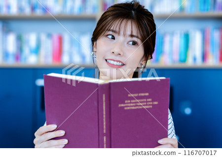 一名年輕女子讀 116707017