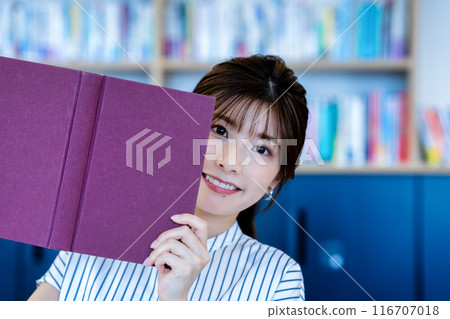 一名年輕女子讀 116707018