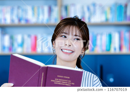 一名年輕女子讀 116707019