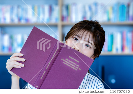 一名年輕女子讀 116707020
