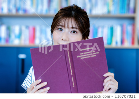 一名年輕女子讀 一名年輕女子讀 116707021