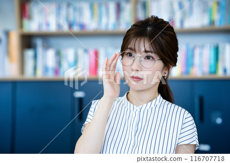 年輕的女圖書館員 116707718