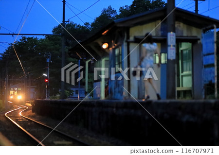 黃昏的有峰口站 站房和月台充滿了老式的氣氛 116707971