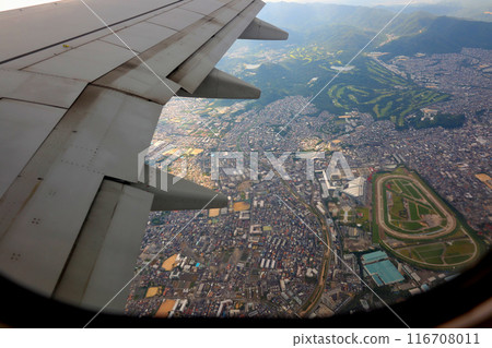 波音 737-881 起飛，下圖為仁川賽馬場 116708011