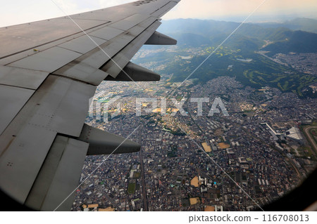 波音737-881起飛，下方高山周圍的高爾夫球場 116708013