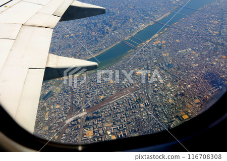Boeing 737-881 ascending. Below you can see the Yodo River, Shin-Osaka Station, and Hankyu Juso Station. Boeing 737-881 ascending. Below you can see the Yodo River, Shin-Osaka Station, and Hankyu Juso Station. 116708308
