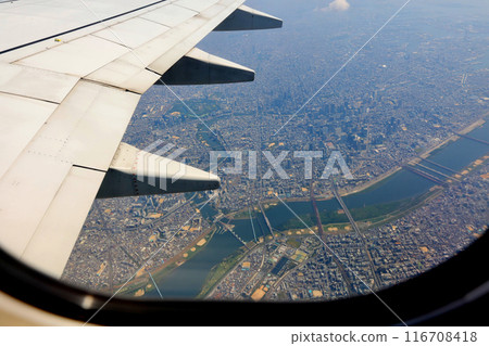 波音 737-881 上升，下方是淀川、淀川堰和凱瑪船閘 116708418