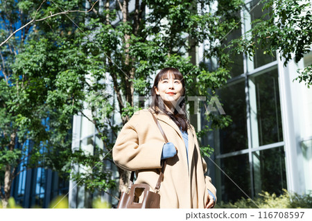 冬天在城市散步的年輕女子 116708597