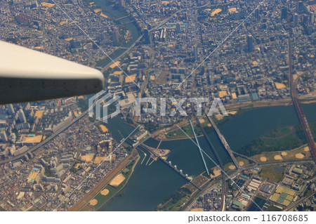 A Boeing 737-881 ascending. Below you can see the Yodo River, the Yodo River Weir, and the Kema Lock. A Boeing 737-881 ascending. Below you can see the Yodo River, the Yodo River Weir, and the Kema Lock. 116708685