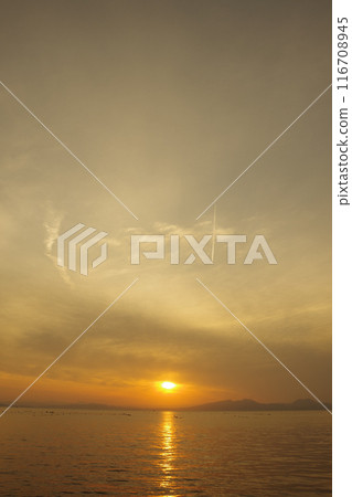 Clouds and the morning sun over the Ariake Sea Clouds and the morning sun over the Ariake Sea 116708945